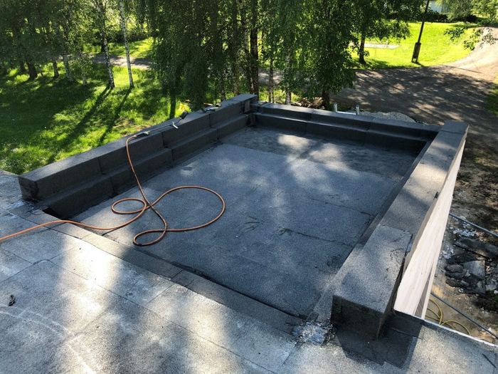 Katuseterrassi süvend bituumenkattega ja plokkidest parapetiga